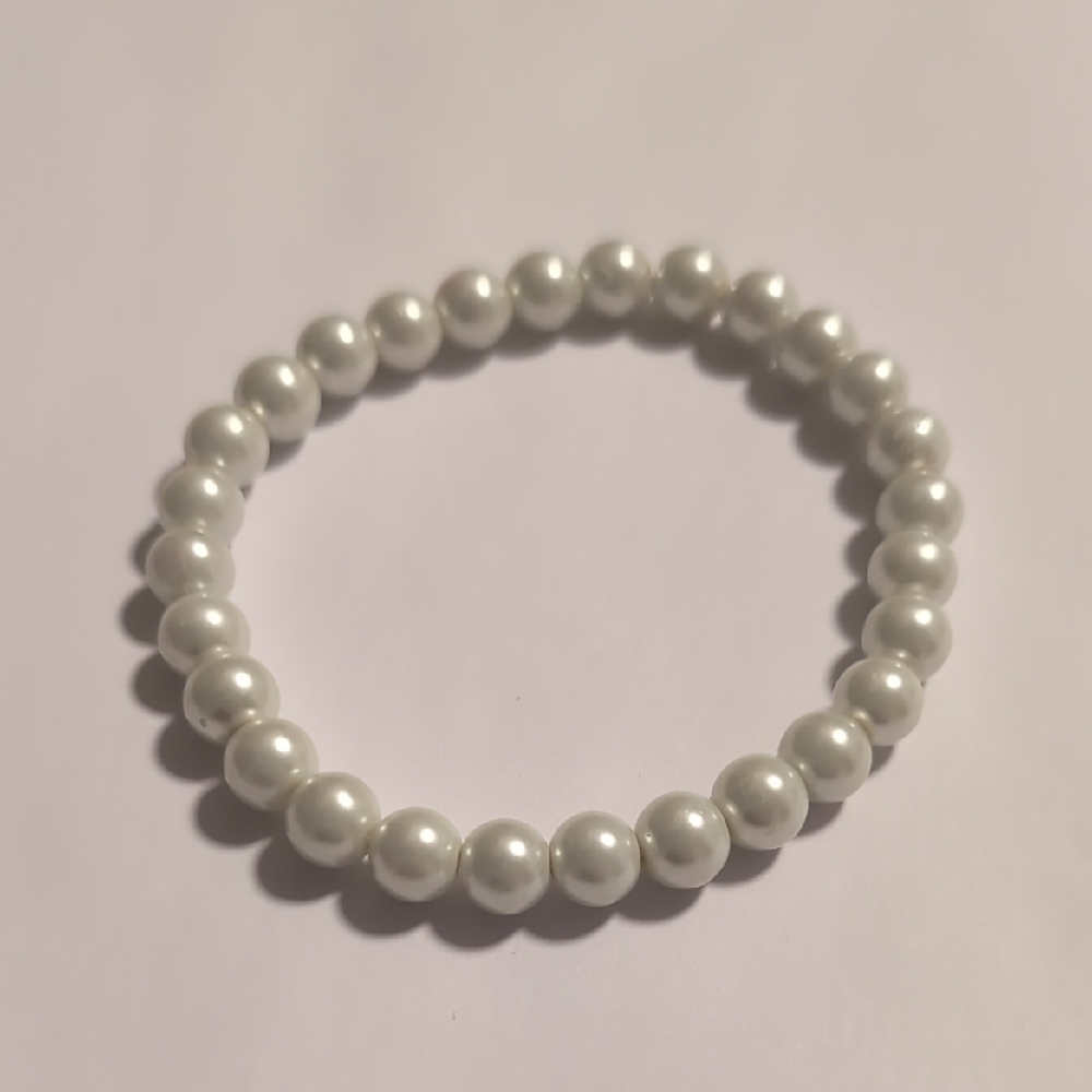 Classic White Pearl Stretch Bracelet Lustrous Design